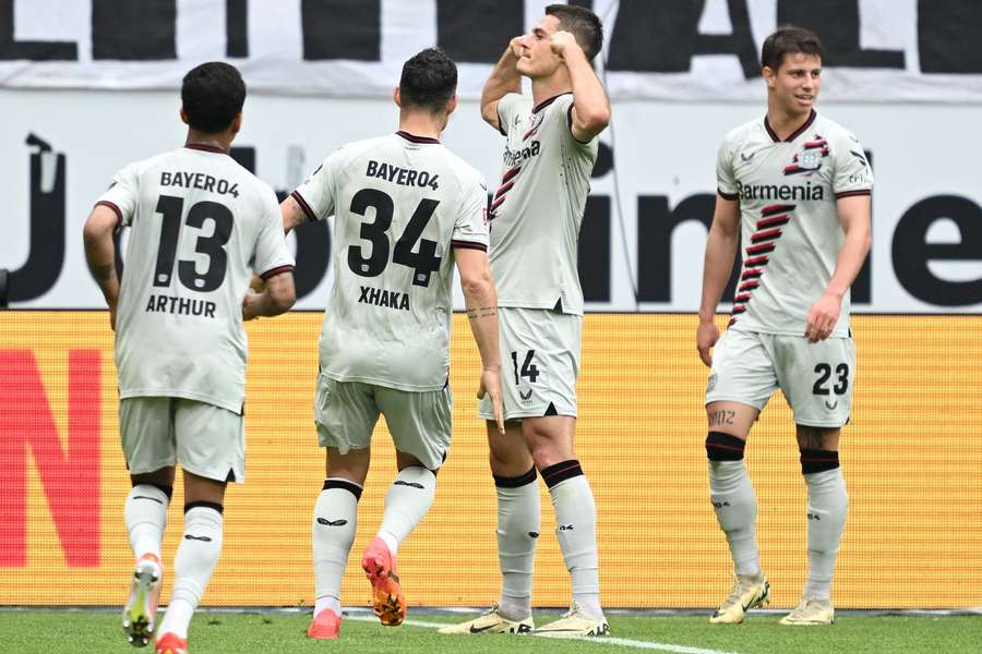Schick, Xhaka y Arthur celebran un gol del Bayer