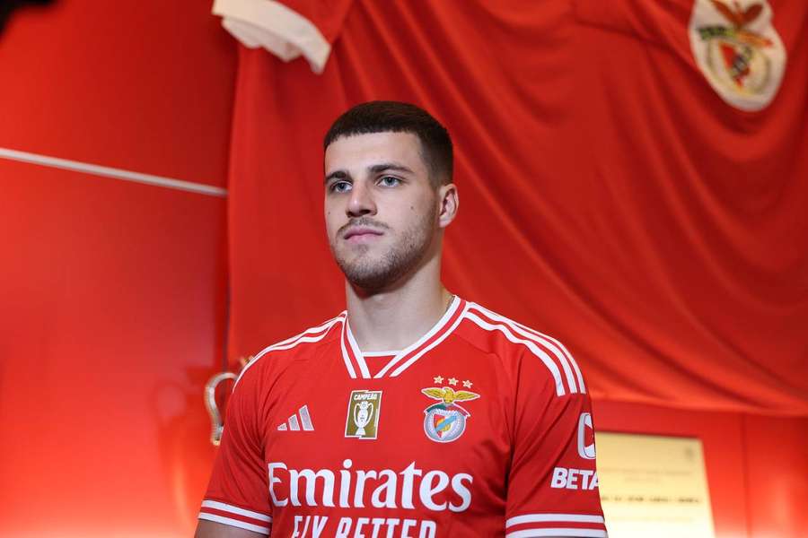 David Jurásek con la camiseta del Benfica.