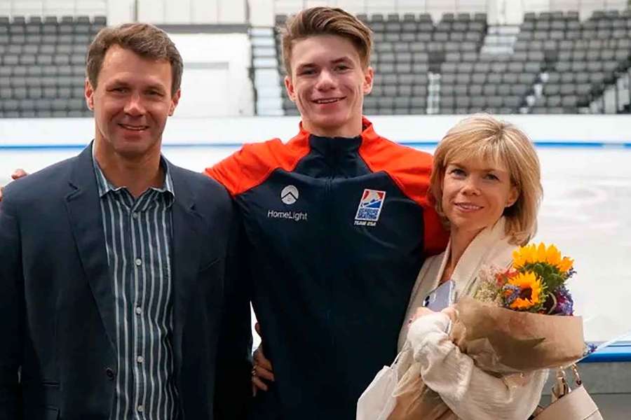 Vadim Naumov (à esquerda) e Yevgenia Shishkova (à direita) treinavam jovens patinadores