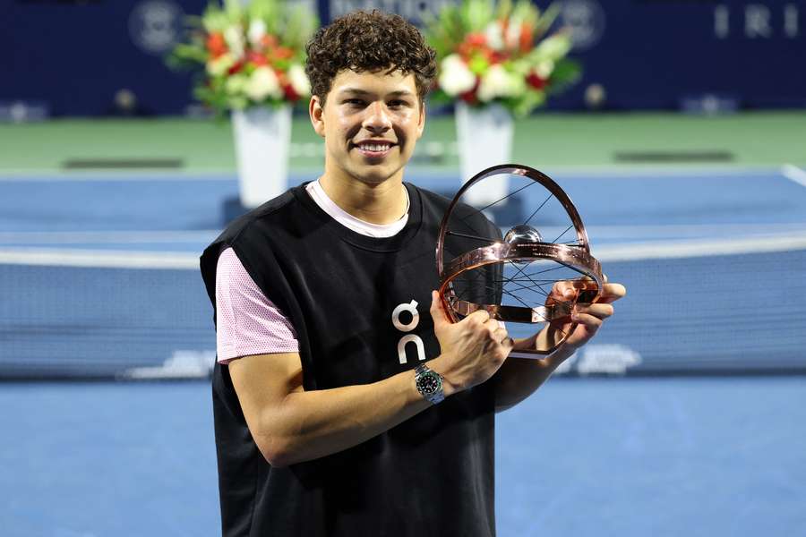 Shelton avec son trophée jeudi soir.