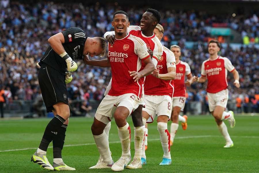 Arsenal viert het winnen van de Community Shield na het beter nemen van strafschoppen