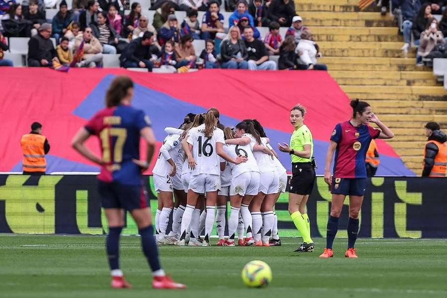 Les joueuses du Real Madrid célébrant après leur premier but, marqué par Alba Redondo.