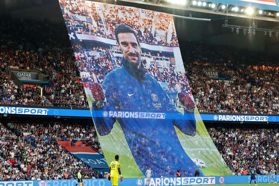 Die PSG-Fans mit einem Zeichen der Solidarität beim letzten Ligaspiel 22/23 gegen Clermont Foot