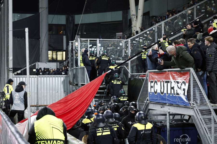 Início do Utrecht-Genk adiado devido a problemas de segurança na bancada visitante