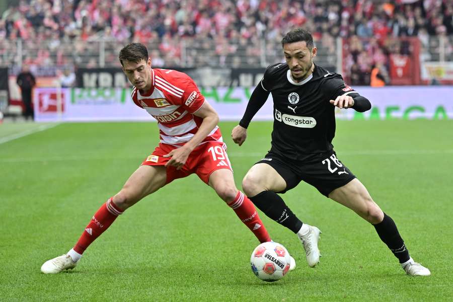 Janik Haberer z Unionu Berlín v souboji Mathiasem Pereirou ze St. Pauli.