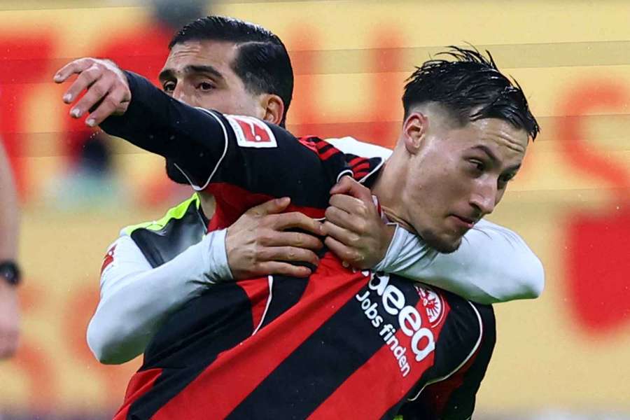 Ebnoutalib bei seinem Bundesliga-Debüt im Zweikampf mit BVB-Profi Can