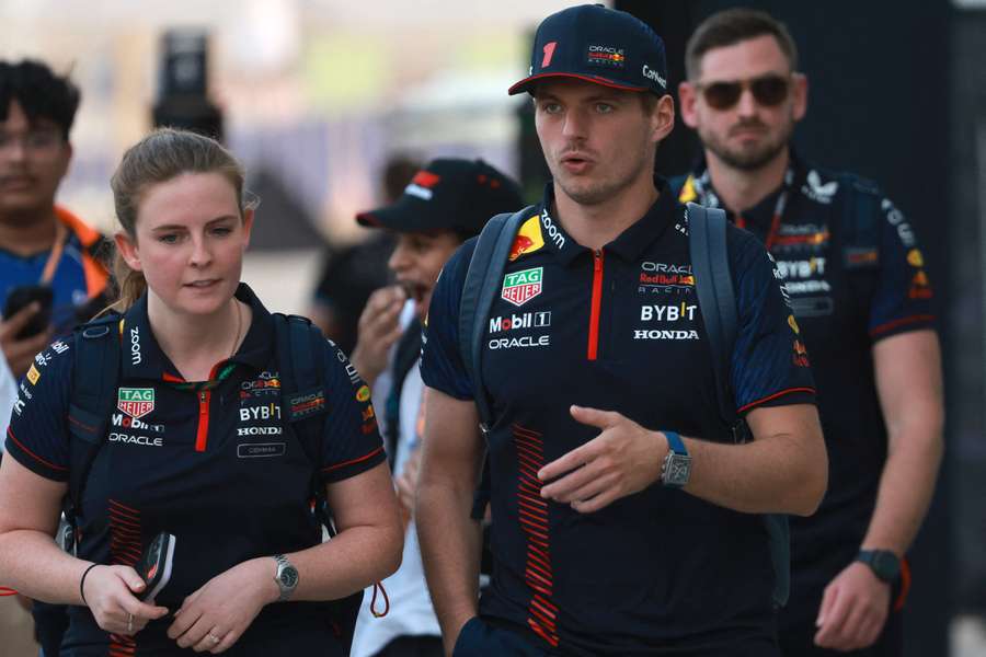 Max Verstappen komt met persvoorlichter Gemma Lusty aan op het circuit