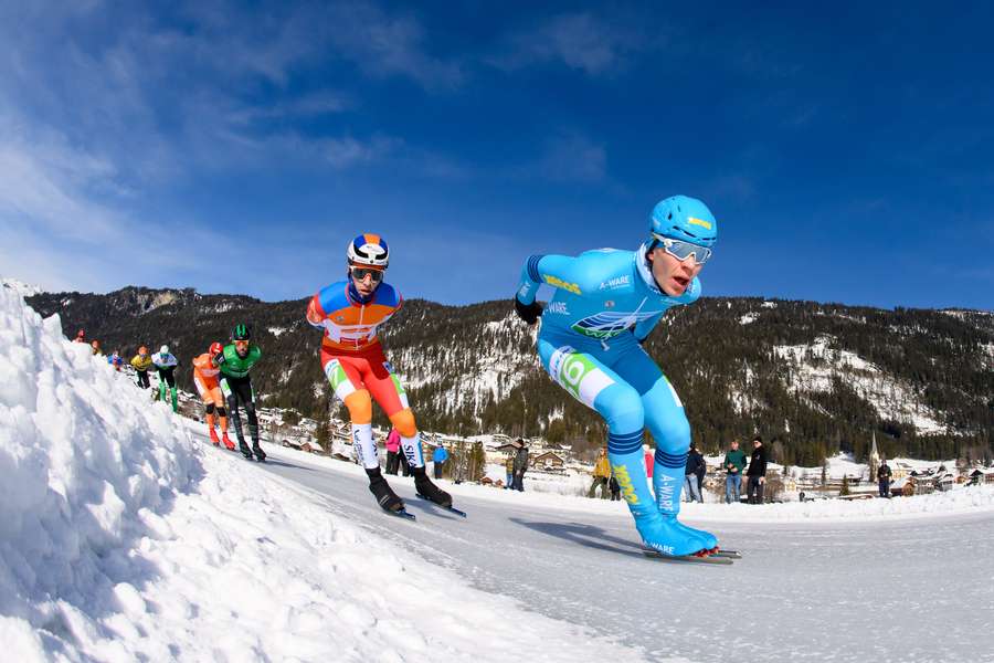 Jordy Harink tijdens de Alternatieve Elfstedentocht 2023 op het natuurijs van de Oostenrijkse Weissensee