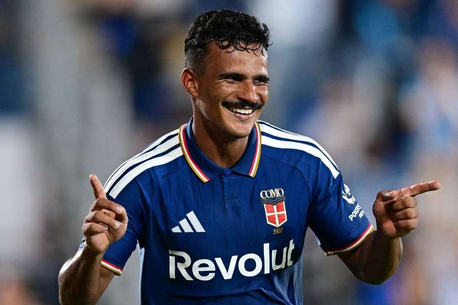 Kaiki celebra uno de los goles del Como Kaiki celebra uno de los goles del Como