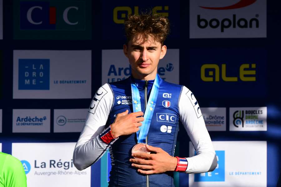 Paul Seixas sur le podium des Championnats d'Europe.