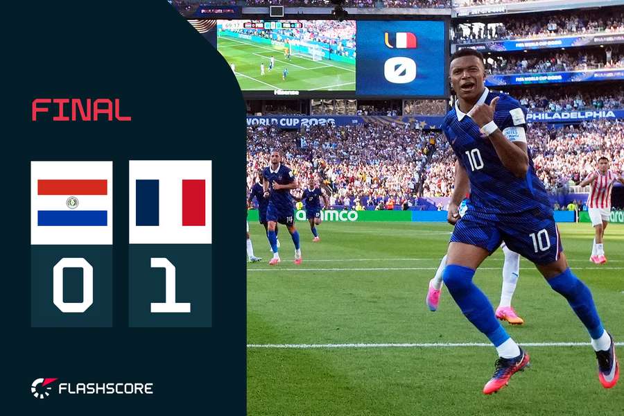 Mbappé celebra su gol de penalti