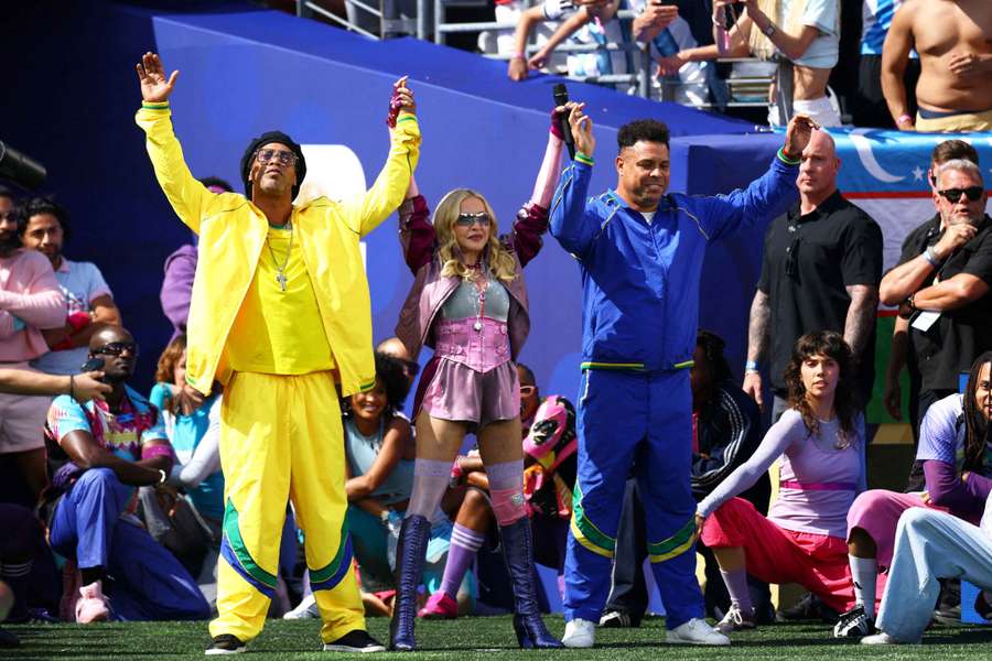 Ronaldinho und Ronaldo begleiteten Madonna Ronaldinho und Ronaldo begleiteten Madonna