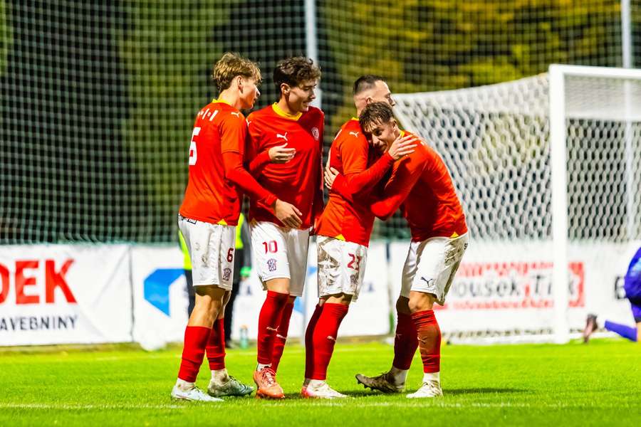 Zbrojovka válí i ve třetí lize a míchá pořadím na čele. Její hráči prý soutěž už přerostli