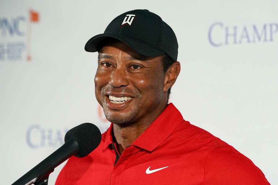 Tiger Woods, feliz, comparece ante los medios.