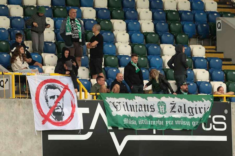 Fanii lui FK Žalgiris au aruncat valize pe teren pentru a cere demisia antrenorului