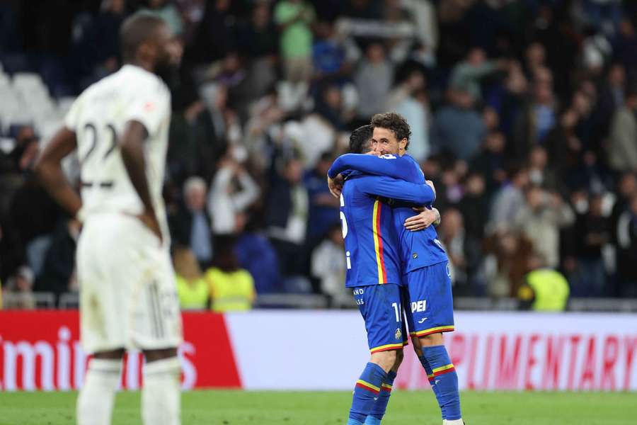 Diego Rico celebra con Luis Milla Diego Rico celebra con Luis Milla