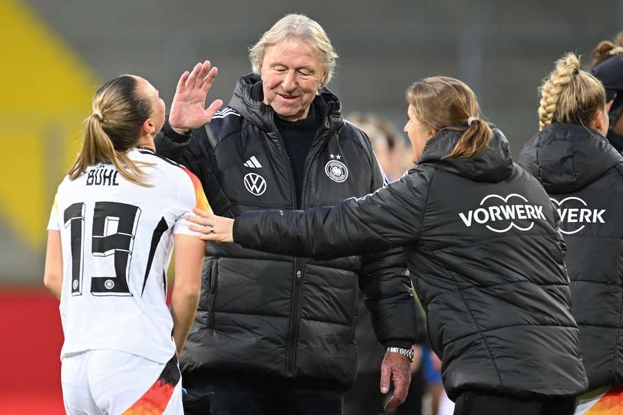 Horst Hrubesch beim Abklatschen nach dem Spiel gegen Island mit Klara Bühl.