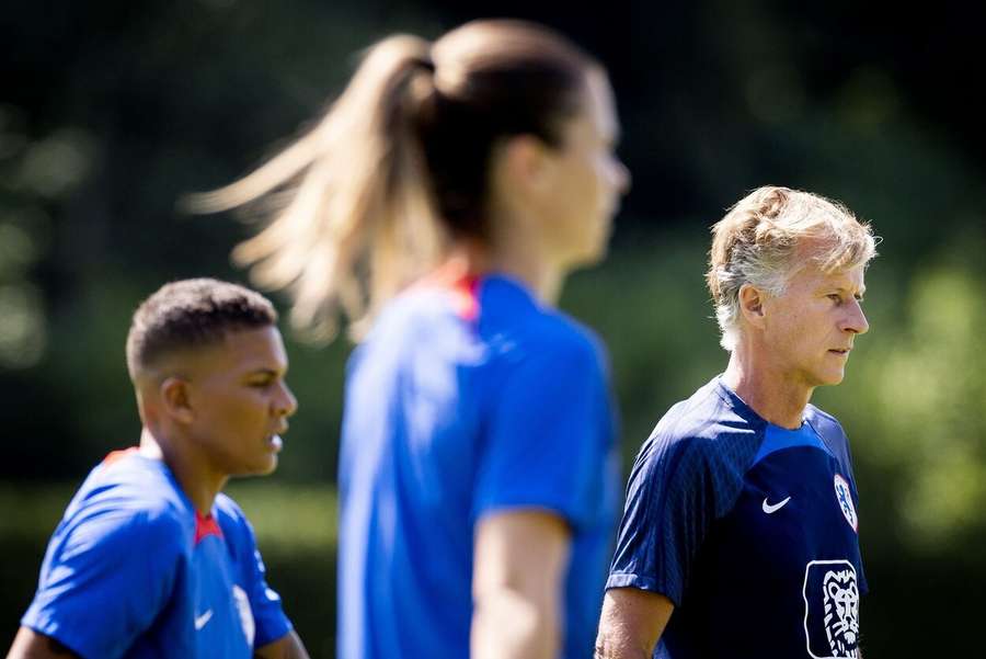 Der ehemalige Wolfsburg-Coach Jonker (re.) ist für die niederländische Frauen-Nationalmannschaft verantwortlich