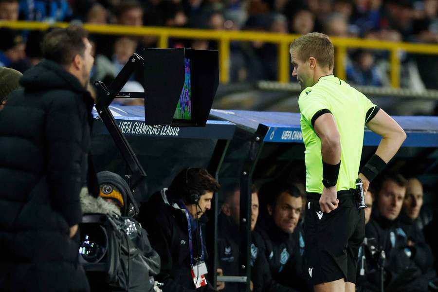 Glenn Nyberg konzultuje s VAR-om.