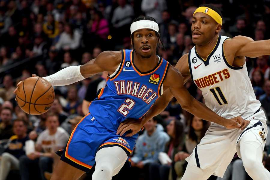 Thunders Shai Gilgeous-Alexander dribbelt voorbij Nuggets' Bruce Brown