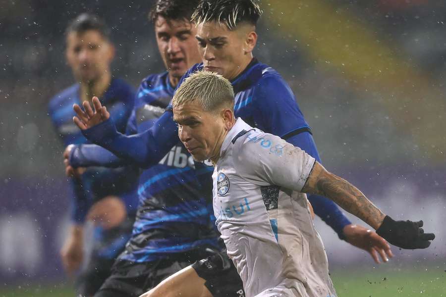 Grêmio lutou muito para sair com a vitória em Talcahuano