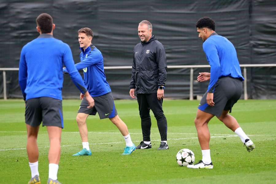 Flick oversees Barcelona training