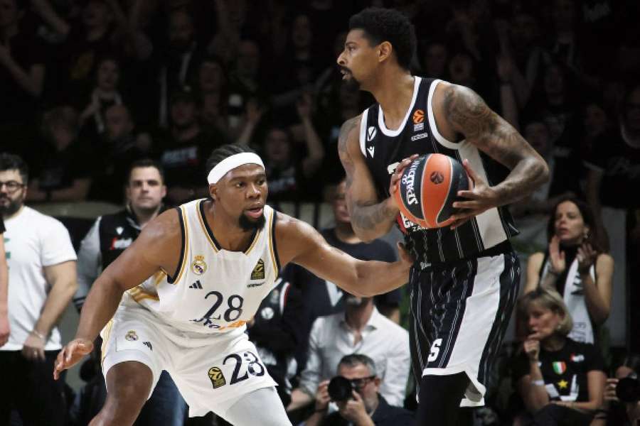 Jordan Mickey y Yabusele en un partido de Euroliga