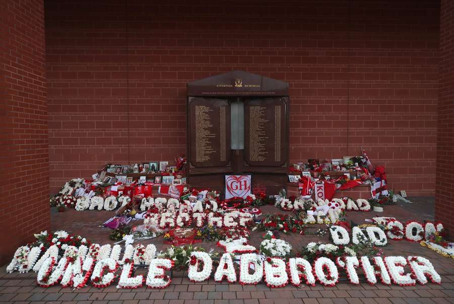 Le mémorial d'Hillsborough devant Anfield.