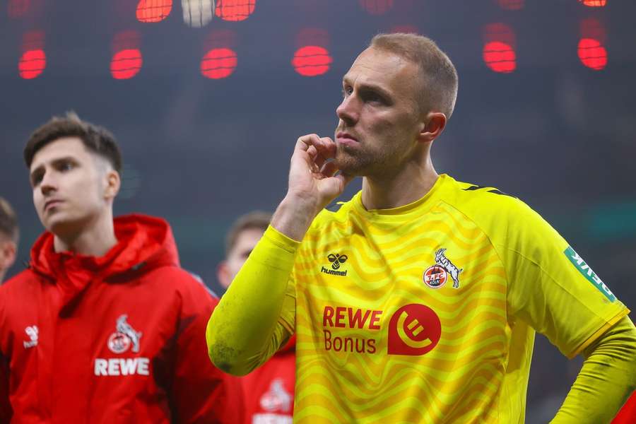 Köln-Torhüter Marvin Schwäbe (r.) nach der Niederlage gegen Leverkusen