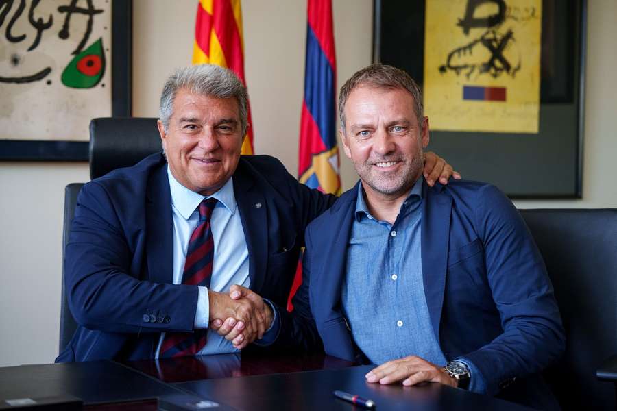 Joan Laporta (l.) und Barcelonas neuer Cheftrainer Hansi Flick (r.).