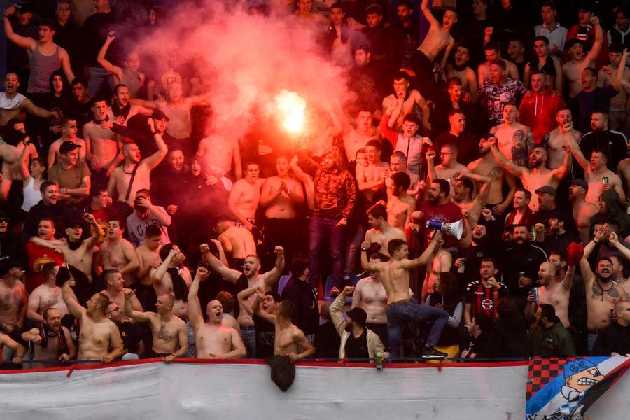 Torcedores do FK Vardar acendem sinalizadores durante uma partida de futebol da segunda divisão da Macedônia do Norte entre Vardar e Pelister