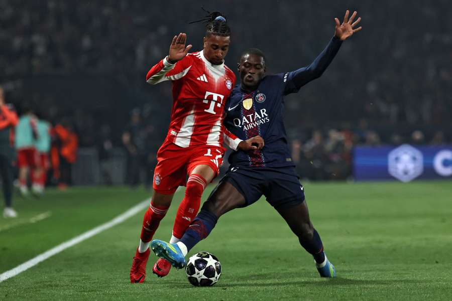 Michael Olise à la lutte avec Nuno Mendes lors de PSG – Bayern Munich en demi-finale aller de Ligue des champions, le 28 avril 2026 au Parc des Princes.