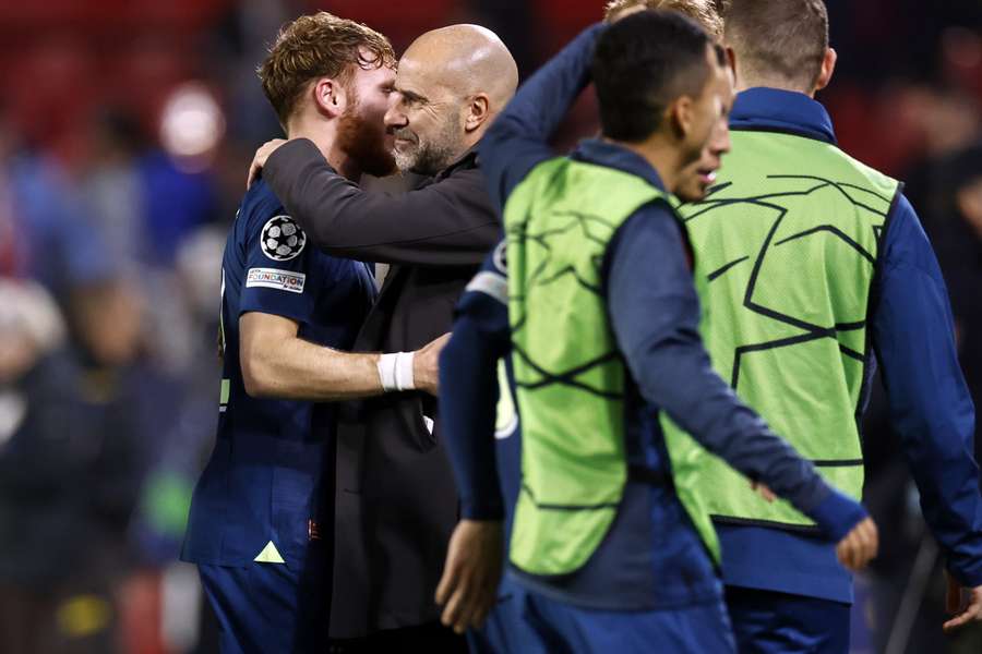 Yorbe Vertessen en Peter Bosz vieren de 2-3 overwinning