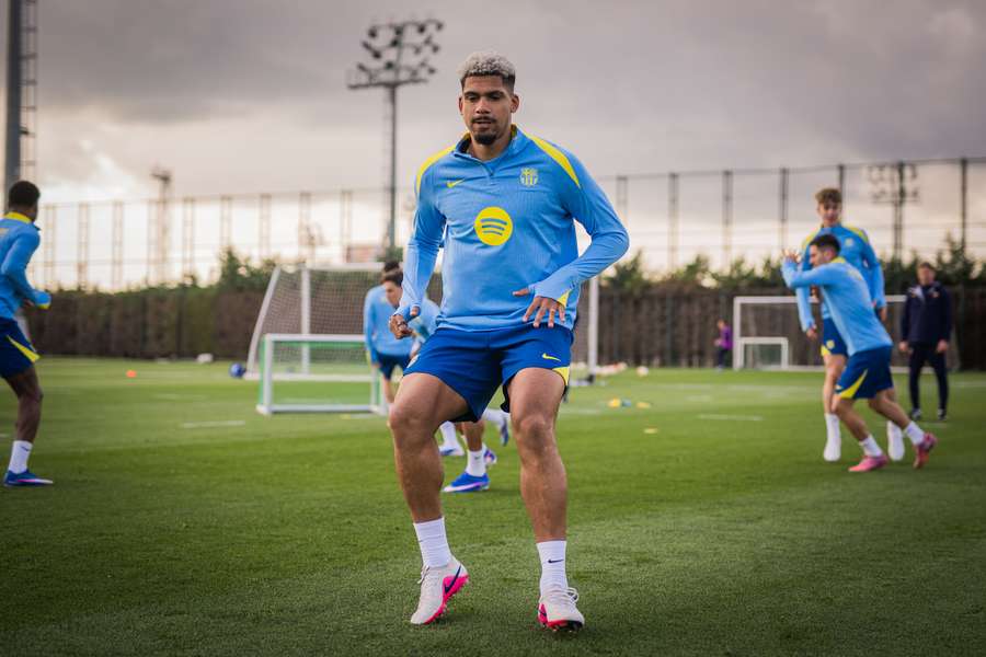 Araújo, con opciones de ser titular ante el Atlético Araújo, con opciones de ser titular ante el Atlético