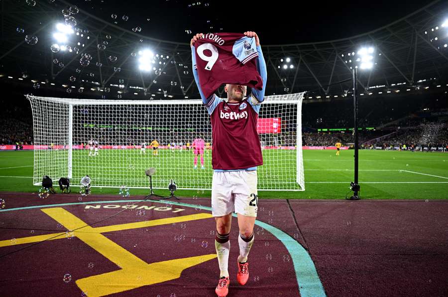 Jarrod Bowen homenageia companheiro Michail Antonio após marcar o gol da vitória dos Hammers