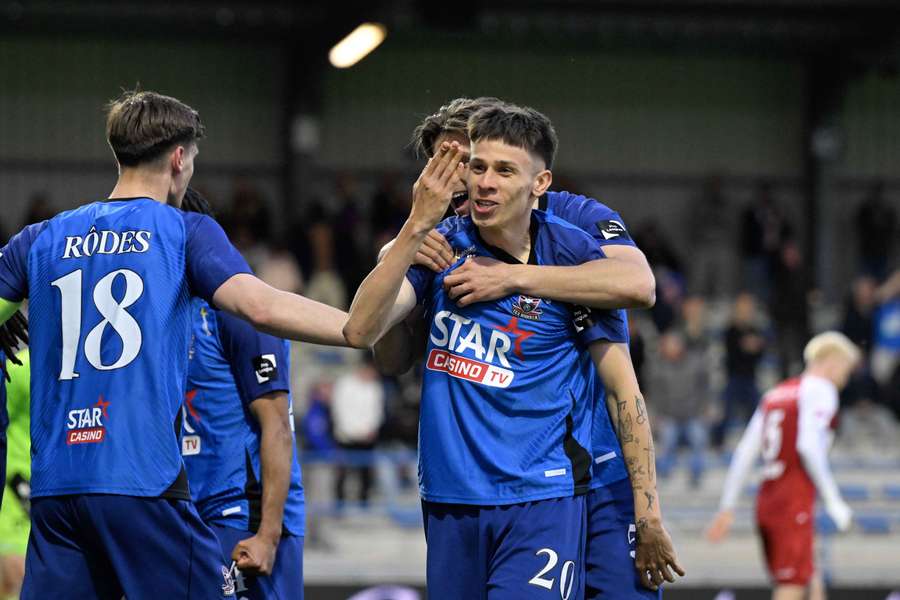 Hrnčár oslavuje gól so spoluhráčmi.