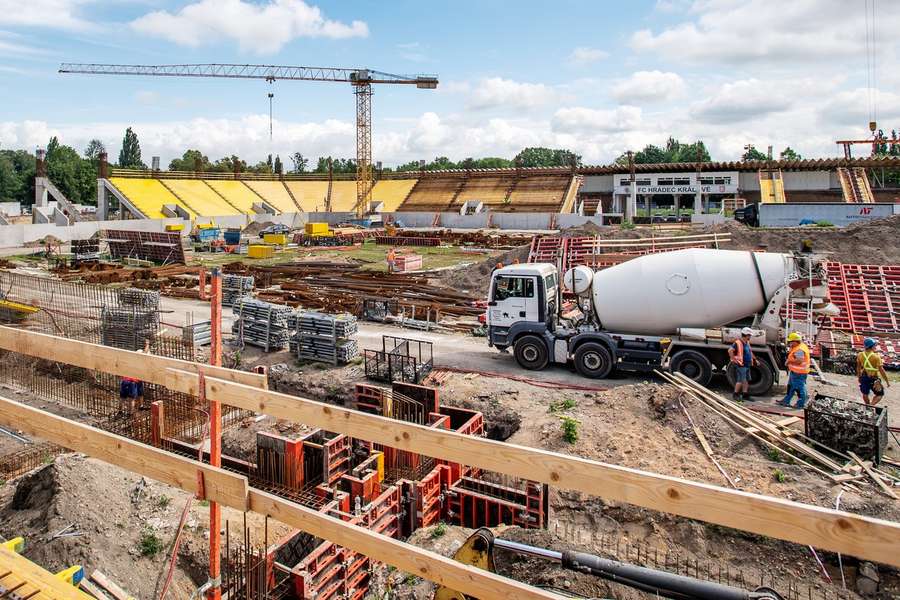 Stadion v Hradce Králové má být hotový v červnu 2023.