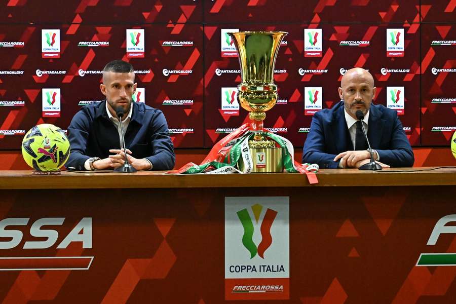 Vincenzo Italiano e Cristiano Biraghi na conferência de imprensa, com a Taça de Itália bem perto
