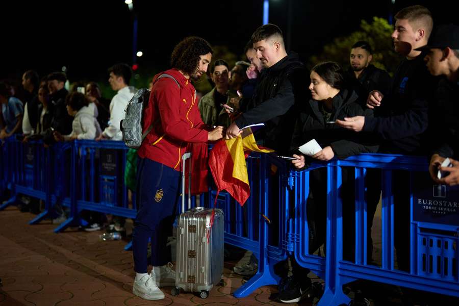 Cucurella firma autógrafos en Sevilla Cucurella firma autógrafos en Sevilla