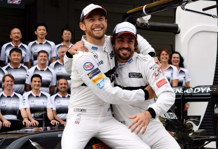 Jenson Button (E) e o seu companheiro de equipa na McLaren em 2016, Fernando Alonso (D)