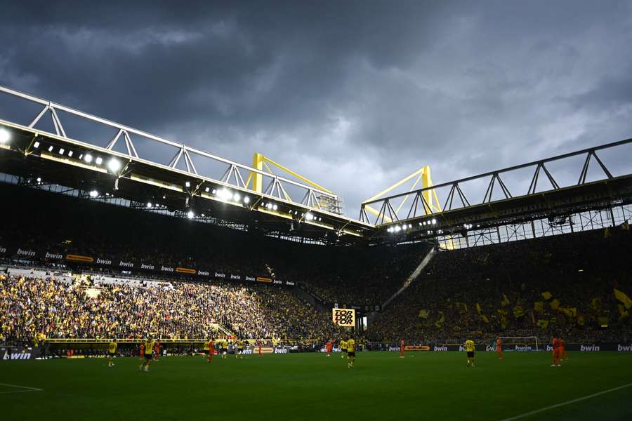 O Signal Iduna Park em Dortmund lota todo jogo