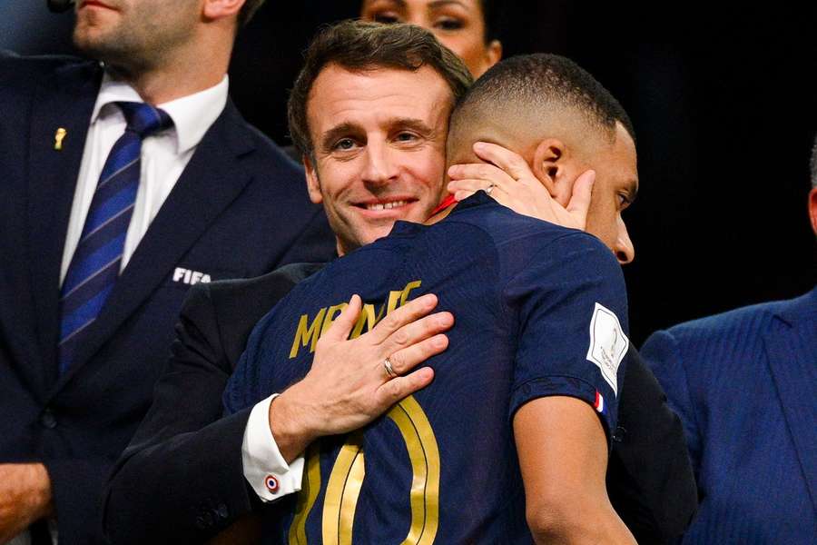 Presidente da França abraça Mbappé após derrota na final da Copa do Mundo