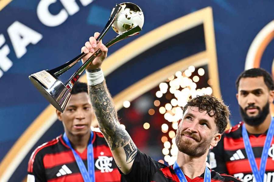 Leo Pereira s trofejí pro vítěze FIFA Challenger Cupu