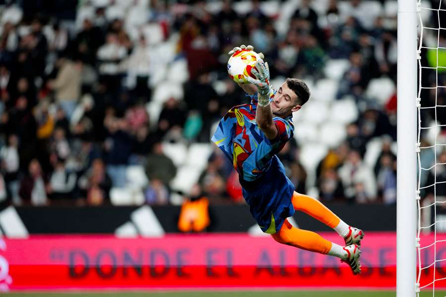 Joan Garcia, do FC Barcelona, calienta durante el partido de la Copa del Rey 2025/26 entre el Albacete y el Barcelona.