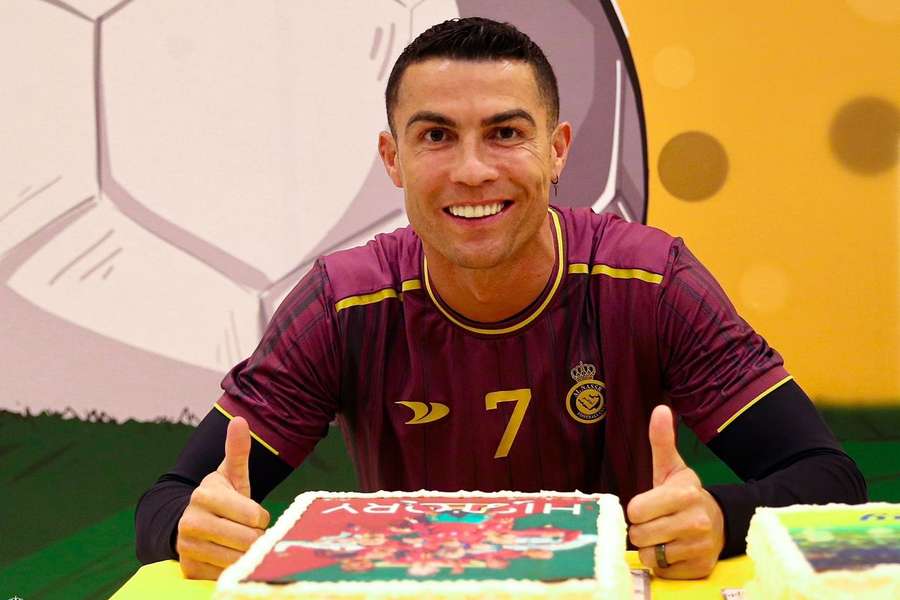 Cristiano Ronaldo com o bolo oferecido pelo Al Nassr