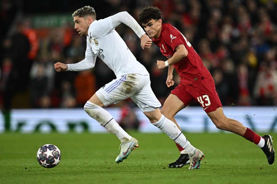 Fede Valverde, perseguido por Bajcetic en el Liverpool-Real Madrid