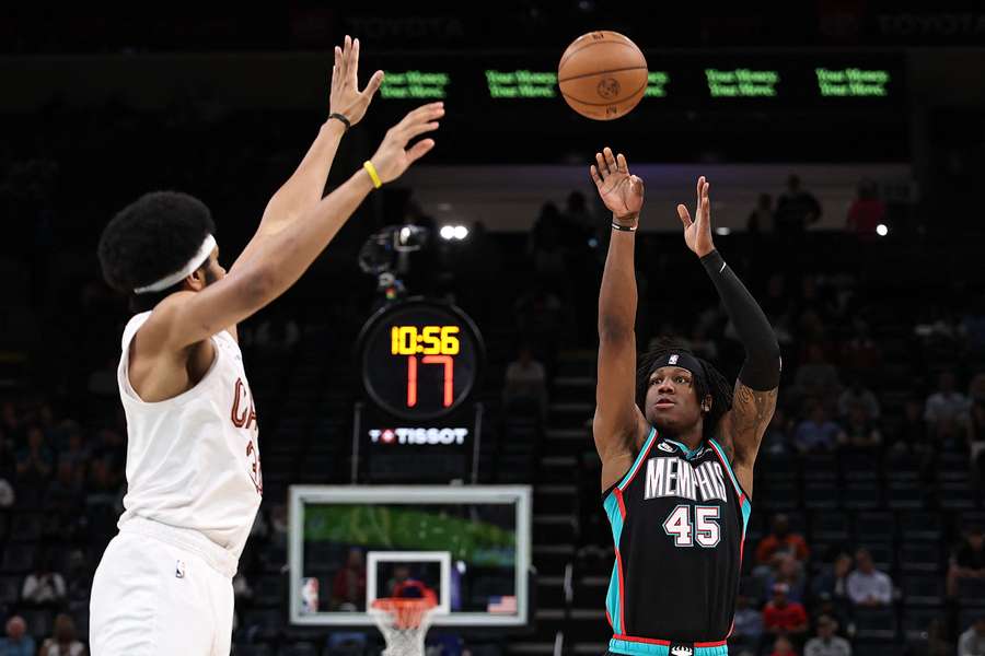 Jackson, dos Memphis Grizzlies, lança perante a oposição de Jarrett Allen
