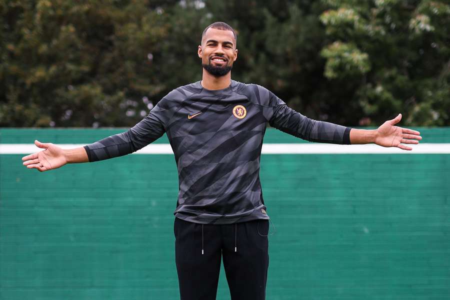 Robert Sánchez já com camisa do seu novo clube