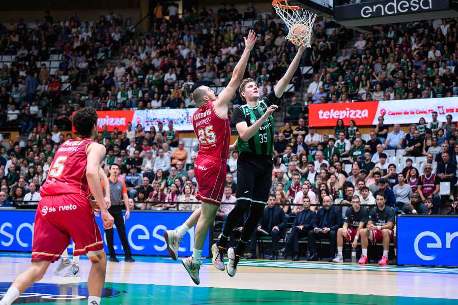 Birgander anota ante la defensa de Krutwig Birgander anota ante la defensa de Krutwig