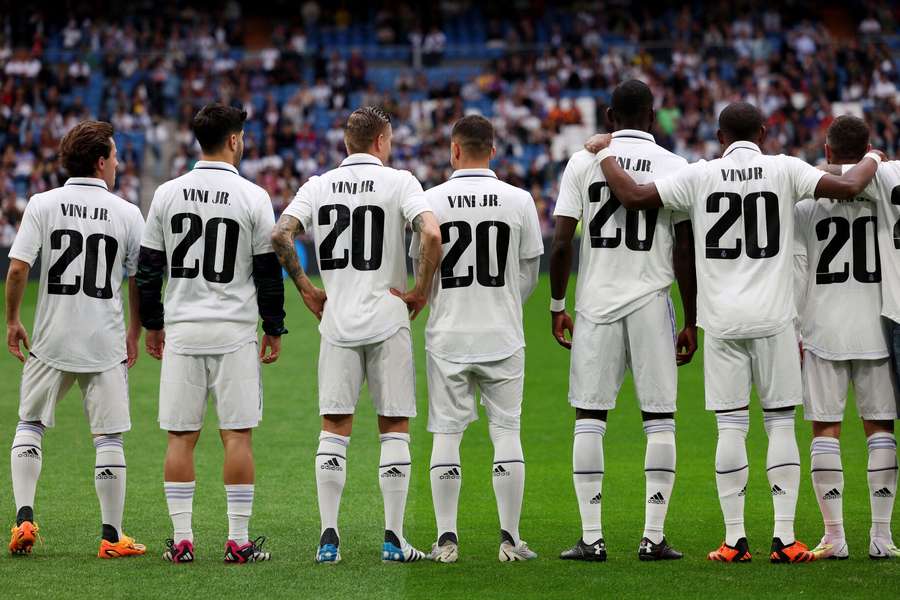 Alle bar trøje med hans navn: Real Madrid hylder og støtter racismeramt Vinicius i sejr